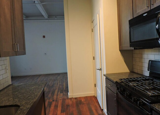 Salida de la cocina hacia la puerta principal - 69 King St