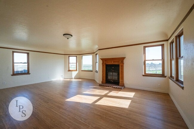 Building Photo - Kerman Lakeside Home, 3BR/2BA, Built 1950 ...