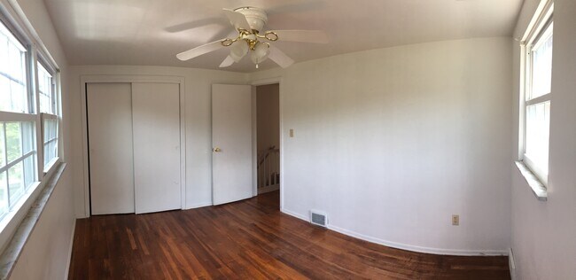 Building Photo - 3 Bedroom Townhouse with Off Street Parking
