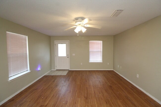 Foto del edificio - Updated 2BR Home with New Appliances Near Downtown – HUD Accepted