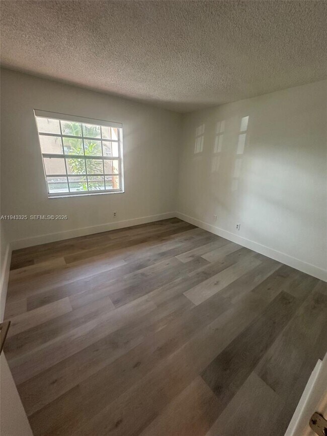 Foto del edificio - 10413 NW 7th St