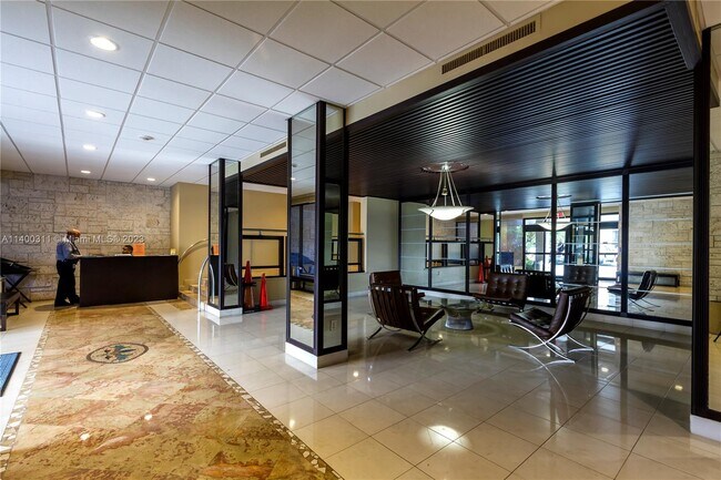 Building Photo - 3375 N Country Club Dr