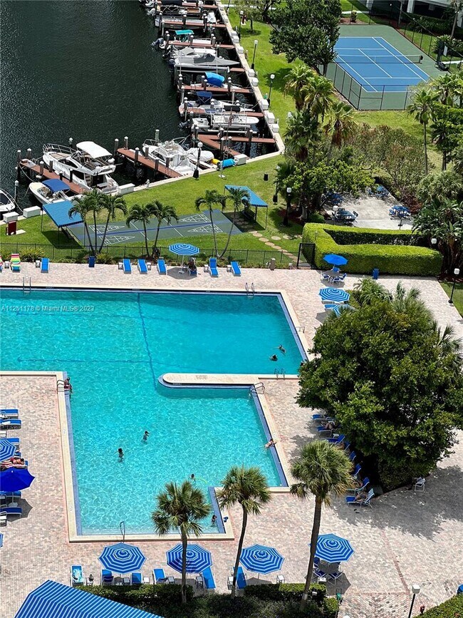 Foto del edificio - 2500 Parkview Dr