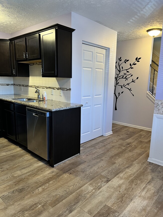 Kitchen - 290 Lincoln St SW