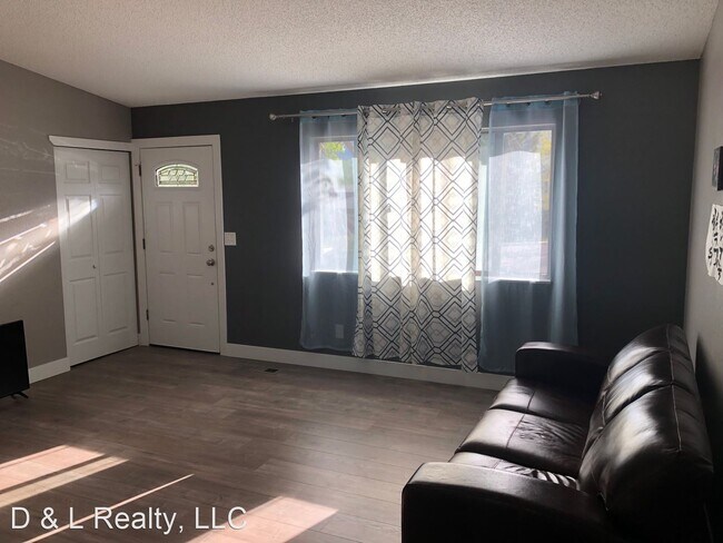 Building Photo - 3 br, 1 bath House - 33 Clover Circle West
