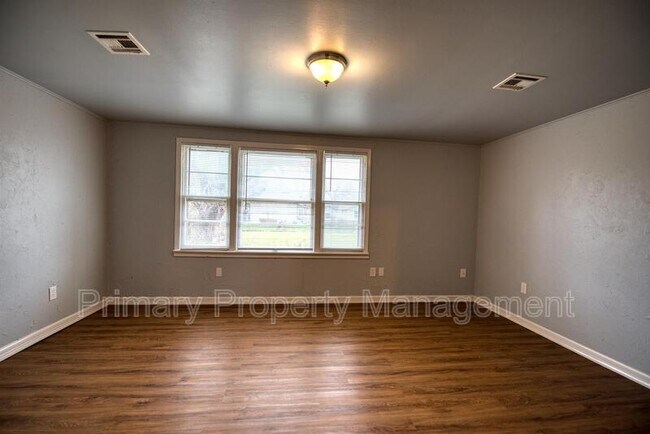 Building Photo - 3033 NW 31st St