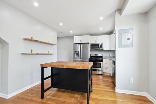 Building Photo - 2 Level, 2 Bedroom Condo in Hill East!