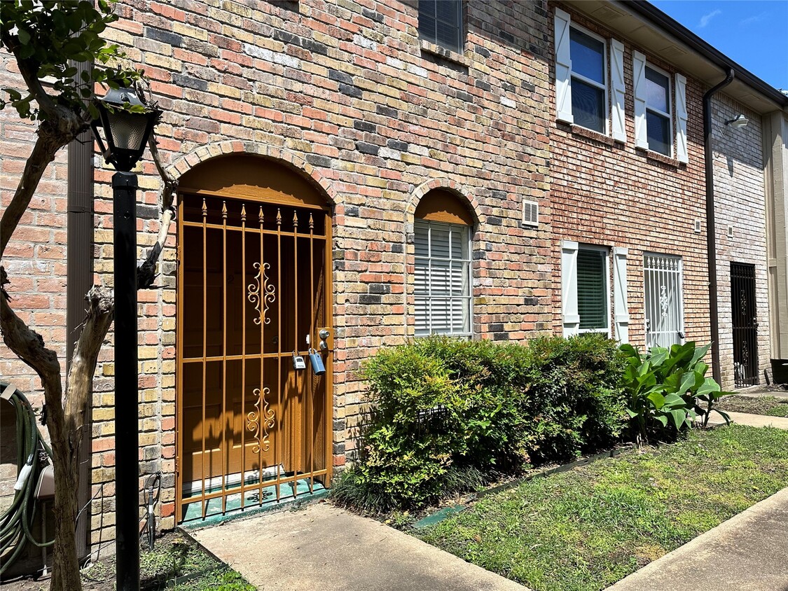 Primary Photo - 1715 Moritz Dr