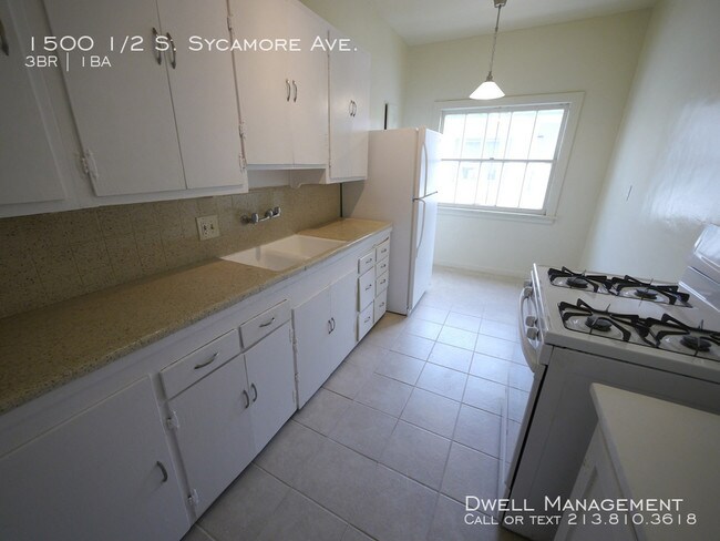 Building Photo - 1343 1/2 S Sycamore Ave