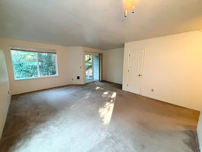Foto del edificio - 2 Bedroom Condo, with Off Street Parking a...