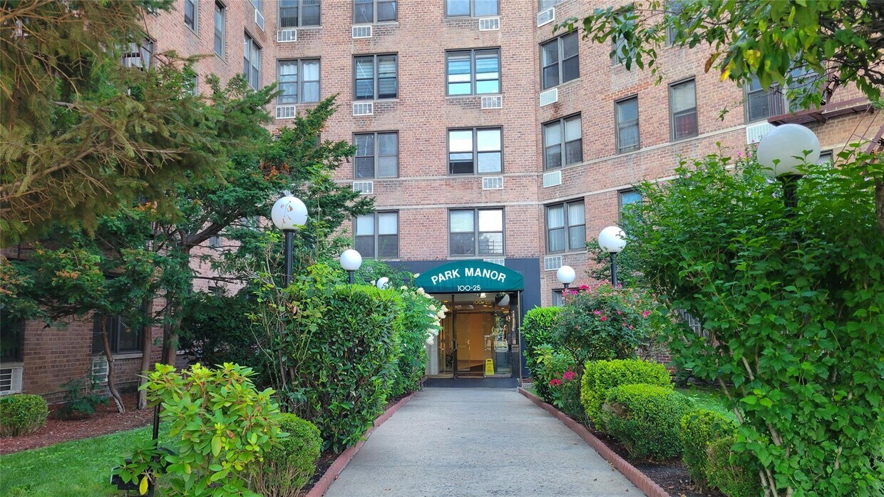Foto principal - 100-25 Queens Blvd