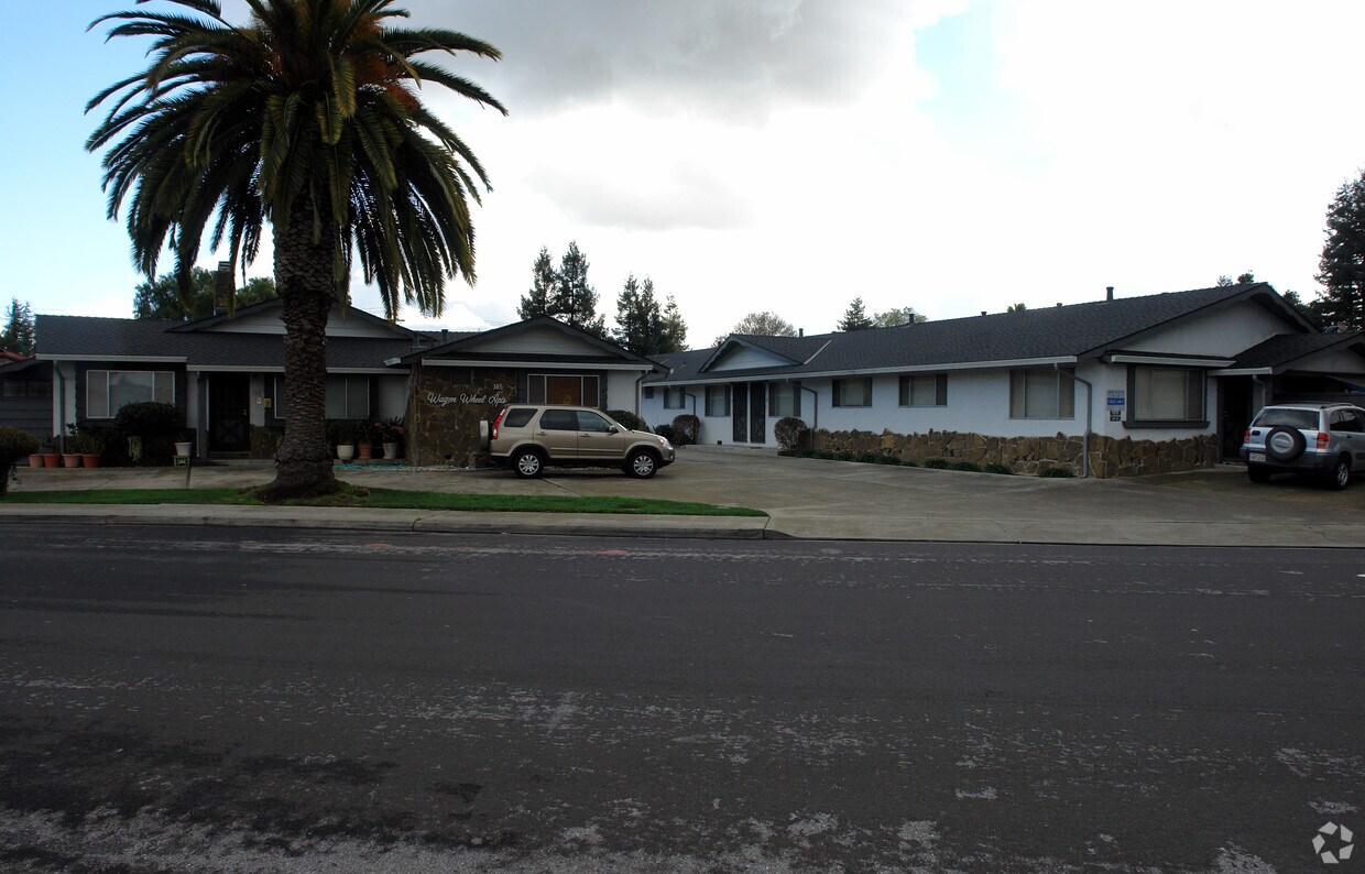 Primary Photo - 385 Easy St