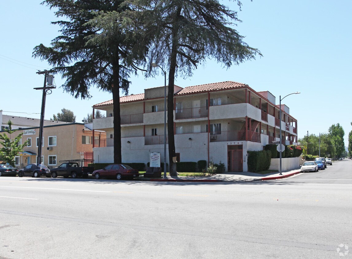Foto principal - Vanowen Court Apartments