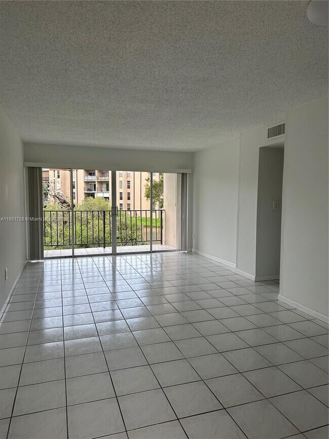 Foto del edificio - 8897 Fontainebleau Blvd