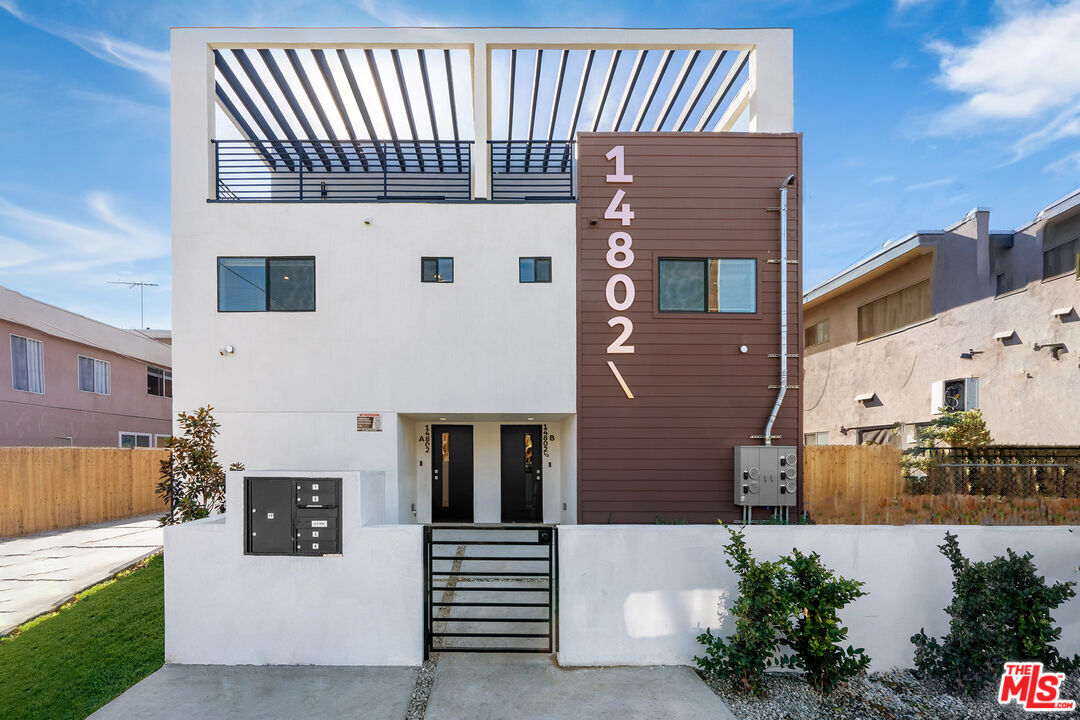 Foto principal - 14802 Vanowen St