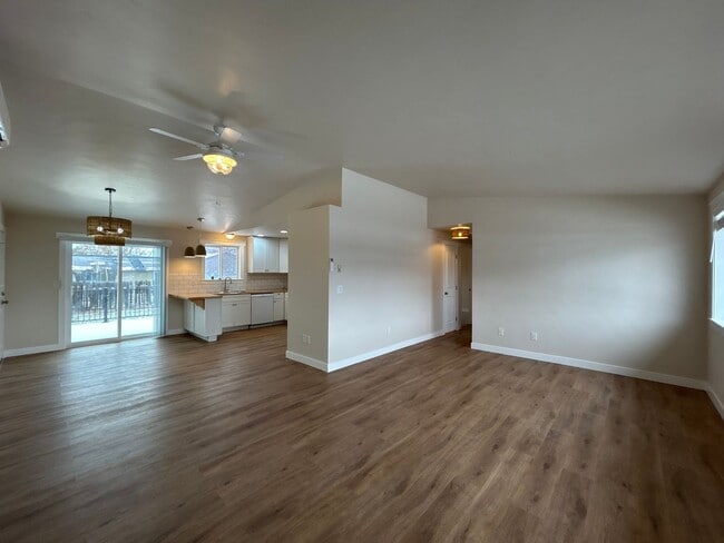 Building Photo - Redmodeled 2 Bedroom / 2 Bathroom home in ...