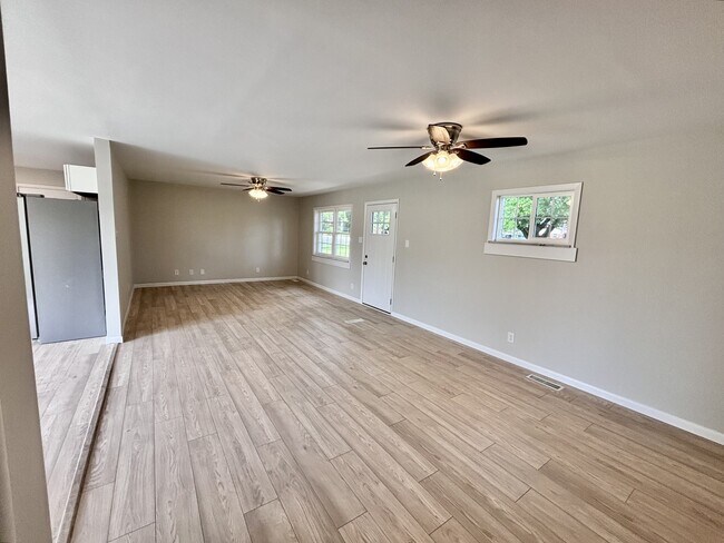 Foto del edificio - 120 Willow Dr