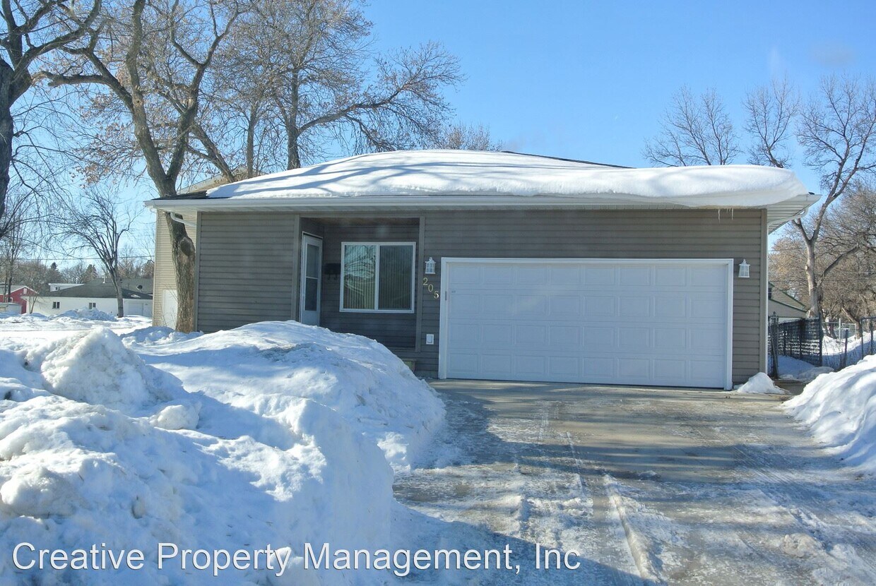 Foto principal - 3 br, 1 bath House - 205 20th St NW