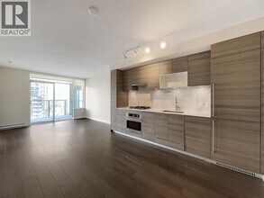 Building Photo - 602 COMO 22xx