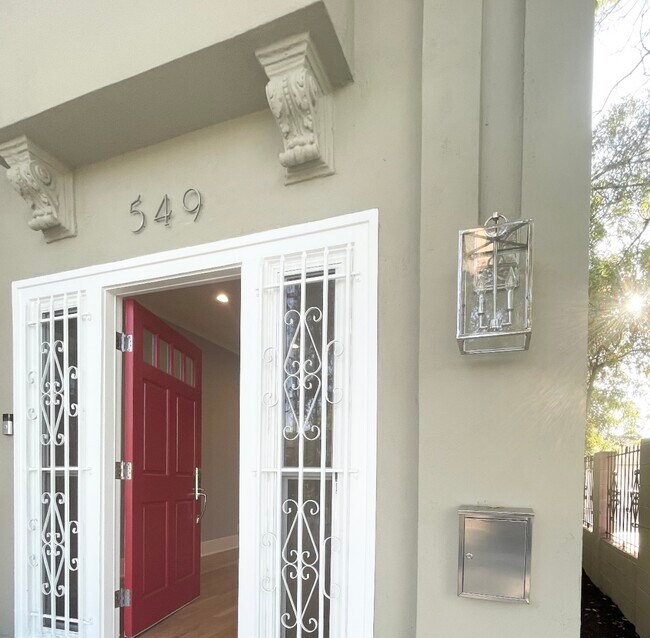 Foto del edificio - 549 N Windsor Blvd