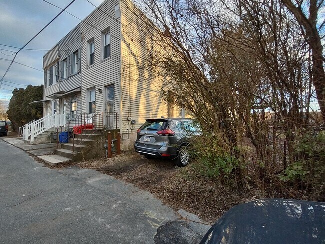 Building Photo - 2 Bedroom for Rent