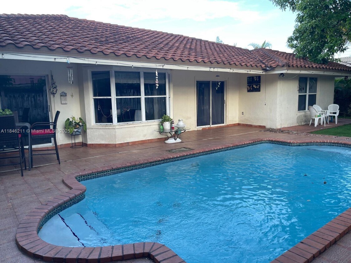 Foto del edificio - 14300 SW 152nd Pl