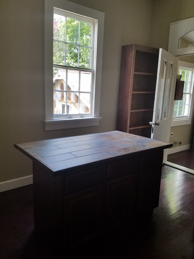 Building Photo - 618 Pauline St