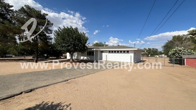 Building Photo - 2 Bed 1 Bath Hesperia Home on a Large Plot...