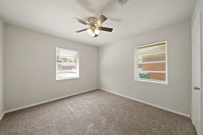 Building Photo - 2206 Hickory Ln