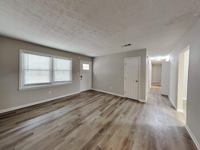 Building Photo - 415 Plainville Dr SW