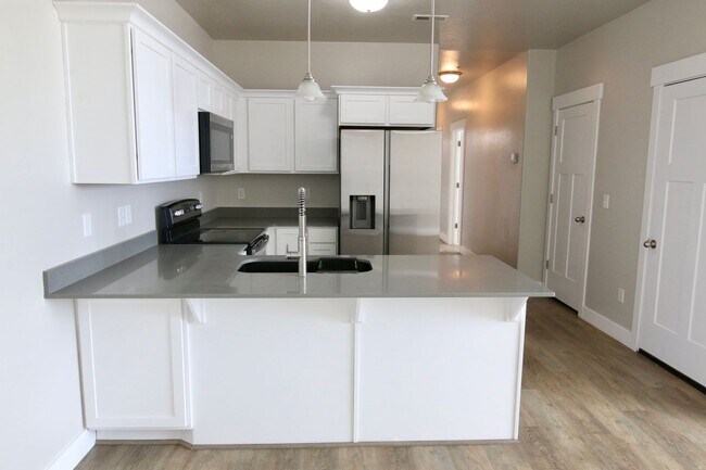 Foto del edificio - Lovely Top Level Condo For Rent