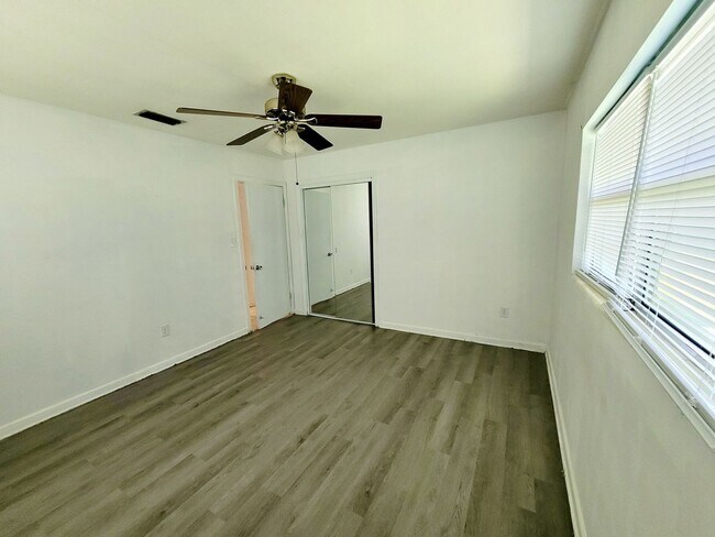Foto del edificio - Charming 3-Bedroom Home in Prime Gainesvil...