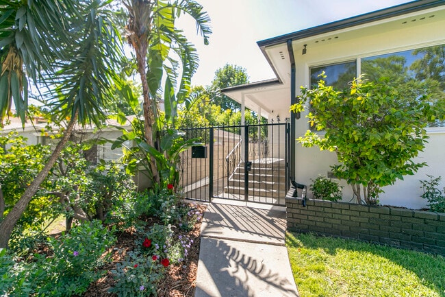 Building Photo - 1061 E Santa Anita Ave
