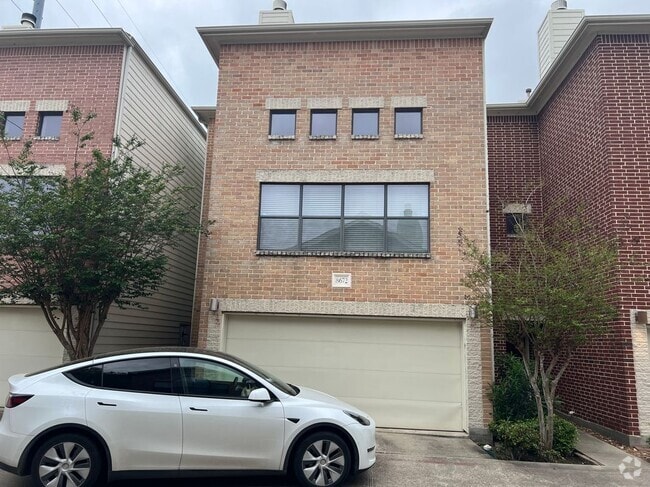 Building Photo - 8672 Meadowcroft Dr