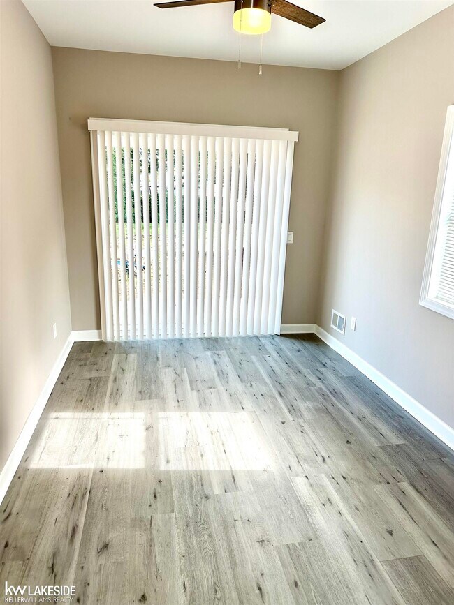 Foto del edificio - 22001 Lakeview St