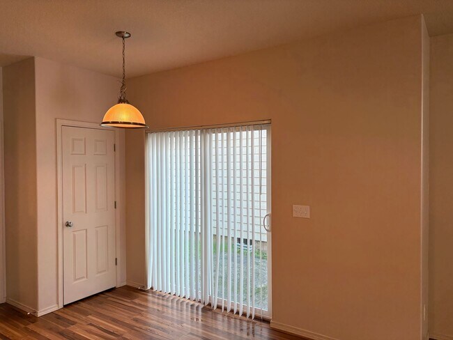 Building Photo - Well Maintained Spacious 4 BD Home with Granite Countertops, Hardwood Floors, High Ceilings, Grea...