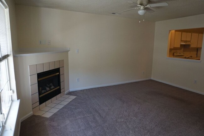 Foto del edificio - Two Bedroom Two and a Half Bathroom Townhouse located in Marsh Oaks Subdivision