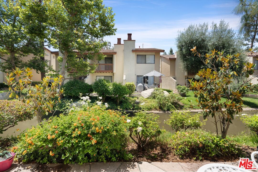 Foto principal - 5720 Owensmouth Ave