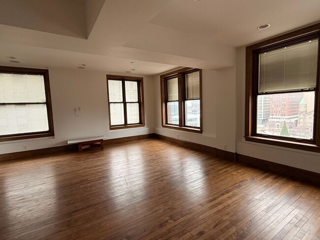 Foto del edificio - Beautiful and Spacious 3 BDRM 2 BATH Unit in the Heart of Public Square