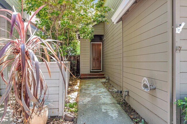 Building Photo - Renovated 4 Bedroom Home Available in the ...