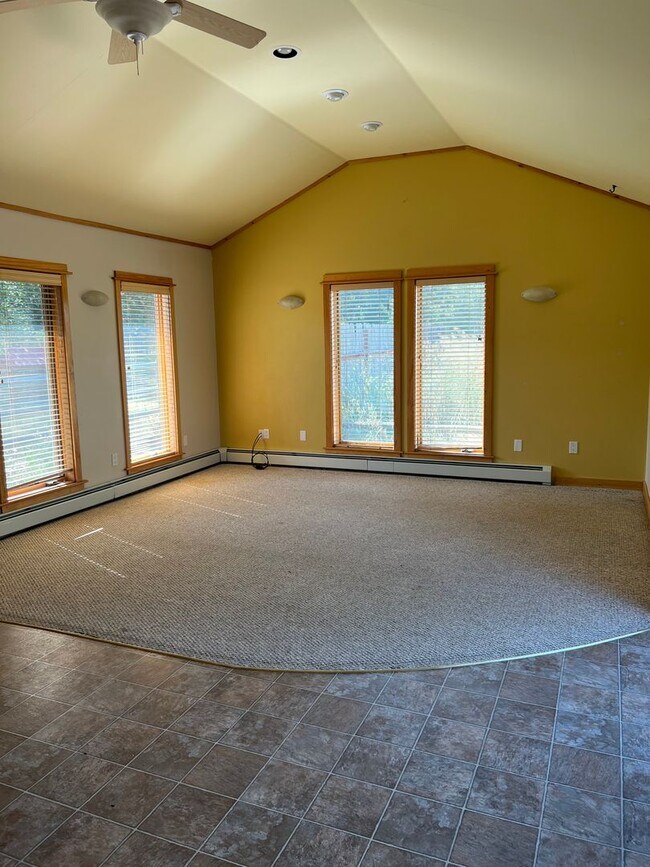 Building Photo - 2 Bed 1.5 Bath log cabin in Gallatin Gateway