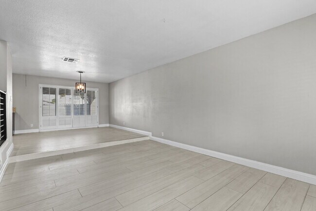Building Photo - 2109 Verdinal Dr