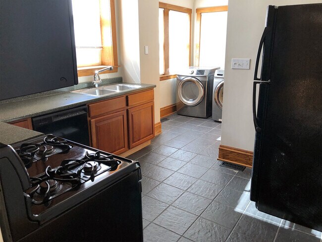 Foto del edificio - 1715 W Rascher Ave