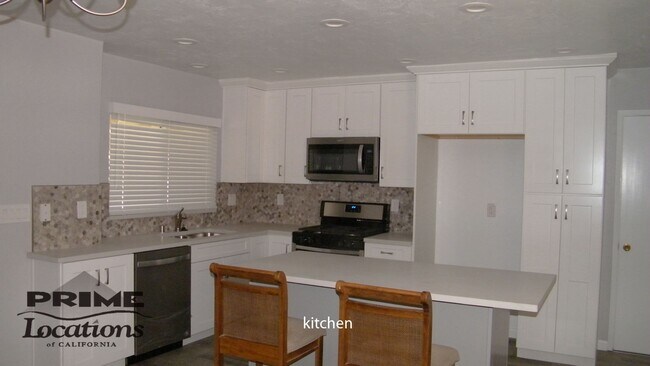 Foto del edificio - Remodeled  3 bedroom Rosemont home