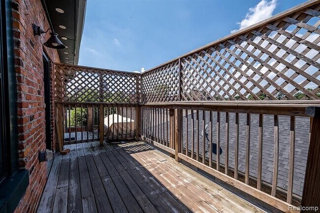 Foto del edificio - "Chic Urban Retreat: Spacious 1-Bedroom Condo with 1.5 Baths in the Heart of Detroit!"