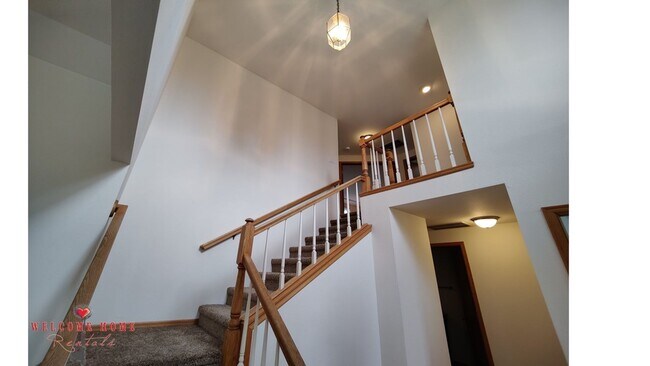Foto del edificio - Beautiful open floorplan in amazing Steilacoom!!  All appliances included, large yard!!