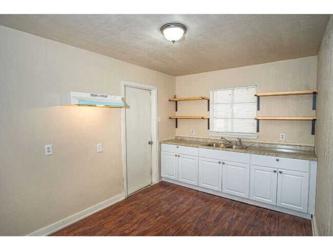 Building Photo - 1003 Poinsettia St