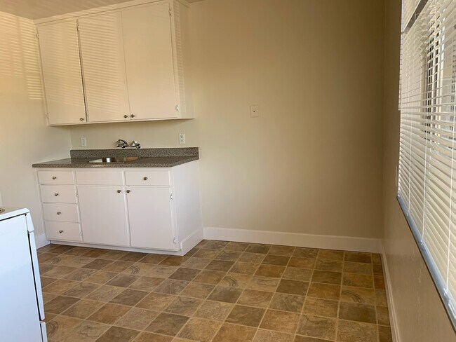 Building Photo - 659 Moorpark Way
