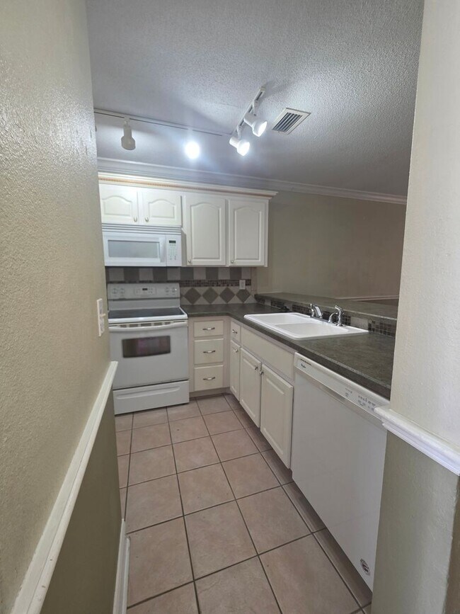 Foto del edificio - 2 bedroom 1/5 Bath Townhome in South Daytona