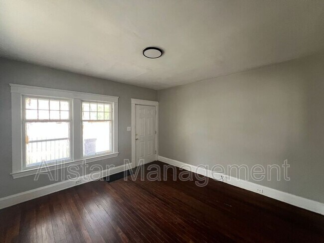 Foto del edificio - 8201 Denison Ave